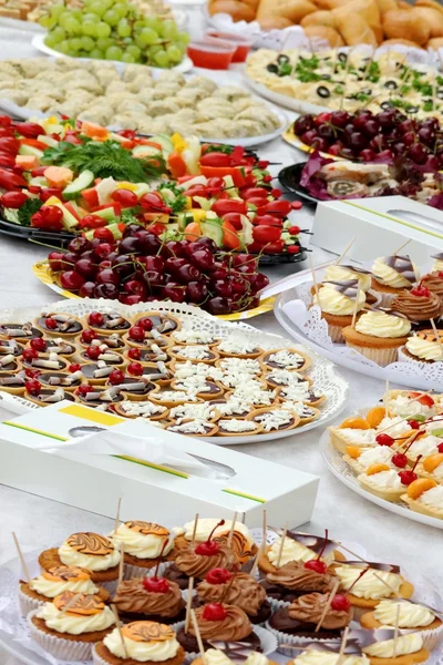 Servicii de catering Alimente pe masa petrecerii în aer liber — Fotografie, imagine de stoc