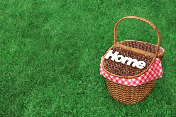 White Wood Sign Home On The Picnic Basket — 스톡 사진