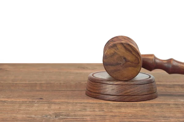 Sędziowie drewniane biurko z młotek na pokładzie dźwięku na białym tle — Zdjęcie stockowe