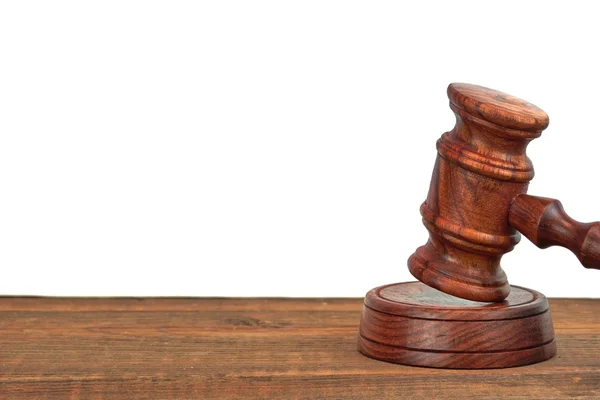 Richter Holz Schreibtisch mit Hammer auf dem Resonanzboden isoliert — Stockfoto
