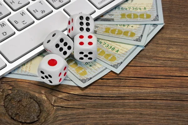Klawiatura komputerowa, Gaming kości i Dolar gotówki na drewno Backgrou — Zdjęcie stockowe