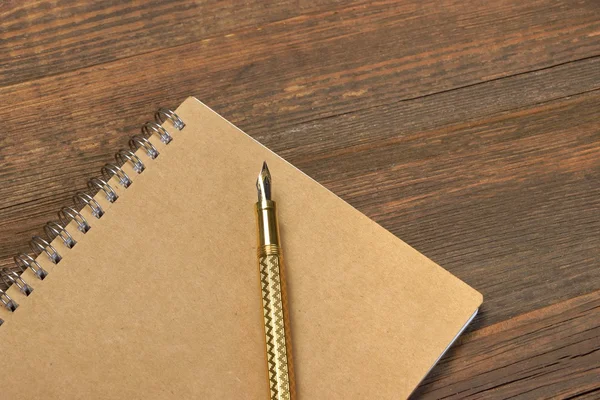 Notepad With Gold Fountain Pen On The Old Wood Table — Stock Photo, Image