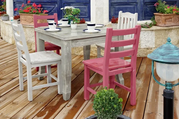 Vintage tavolo da pranzo in legno e sedie su pavimento in legno patio — Foto Stock