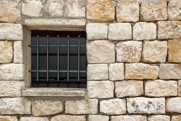 Old White Stonewall met Lattice venster Detail achtergrond — Stockfoto