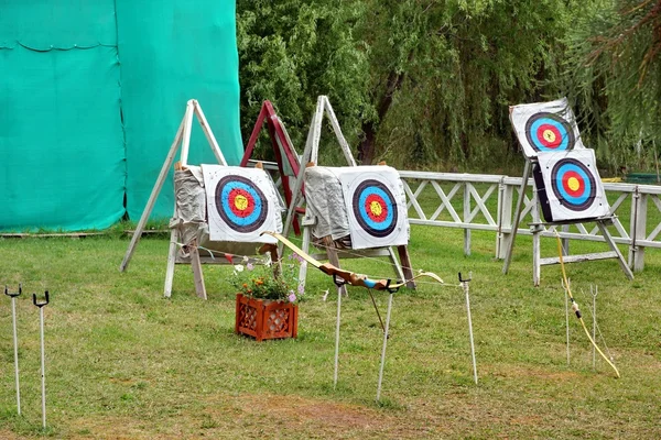 Objetivos de tiro con arco en el campo de tiro —  Fotos de Stock