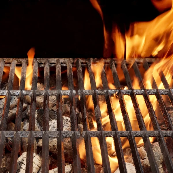 Griglia barbecue caldo con fiamma vibrante sullo sfondo nero — Foto Stock