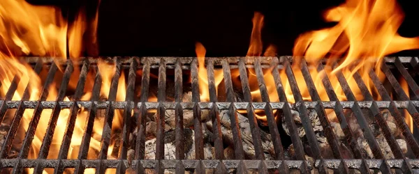 Heißer Grill mit vibrierender Flamme auf schwarzem Hintergrund — Stockfoto