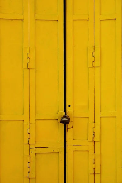 Antiguo fondo de la puerta de hierro plegable amarillo — Foto de Stock