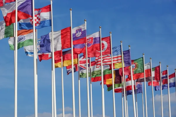 Bandeiras do mundo soprando no vento — Fotografia de Stock