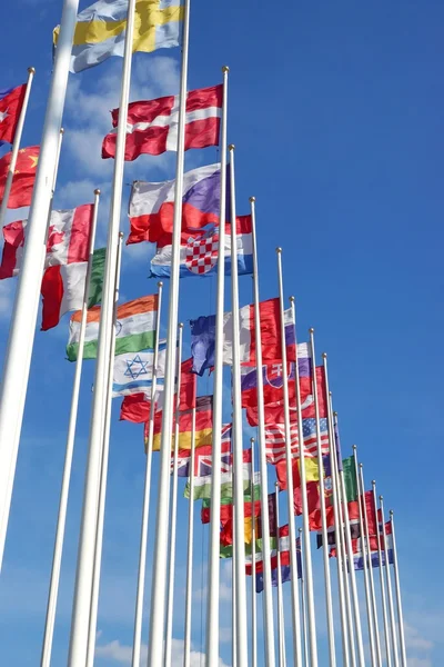 Banderas del mundo soplando en el viento — Foto de Stock