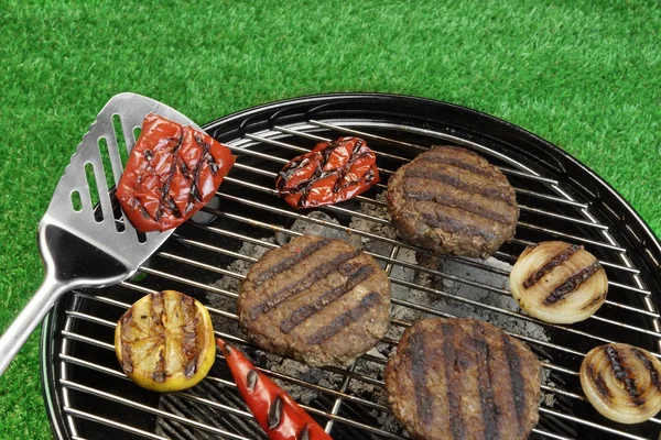 Grill-Hamburger auf dem heißen Holzkohlegrill — Stockfoto