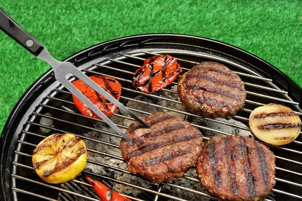 Grill-Hamburger auf dem heißen Holzkohlegrill — Stockfoto