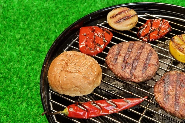 Grill-Burger auf dem heißen Holzkohlegrill — Stockfoto