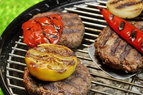 Barbecue hamburger sulla griglia a carbone caldo — Foto Stock