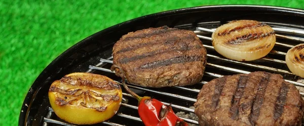 BBQ-hamburgers gekookt op hete houtskool Grill met groenten — Stockfoto