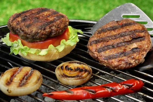 Barbecue hamburger sulla griglia a carbone caldo — Foto Stock