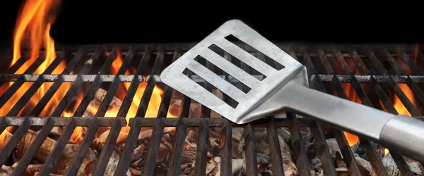 Heta Bbq Grill verktyg i lågan — Stockfoto