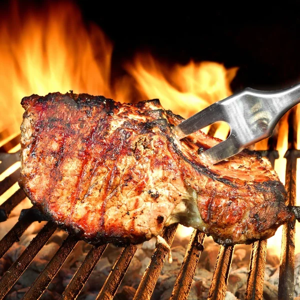 Picado de carne cocido en la parrilla de la barbacoa —  Fotos de Stock