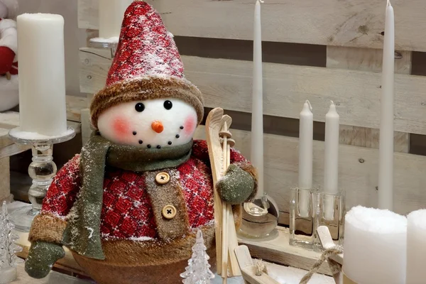 Composição decorativa de Natal com boneco de neve e velas — Fotografia de Stock