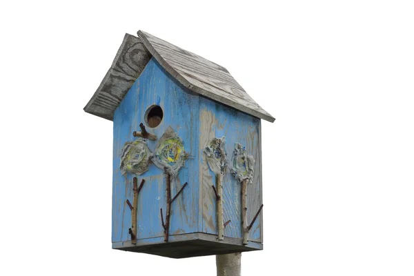 Сделанный вручную голубой птичий домик, утепленный белым — стоковое фото