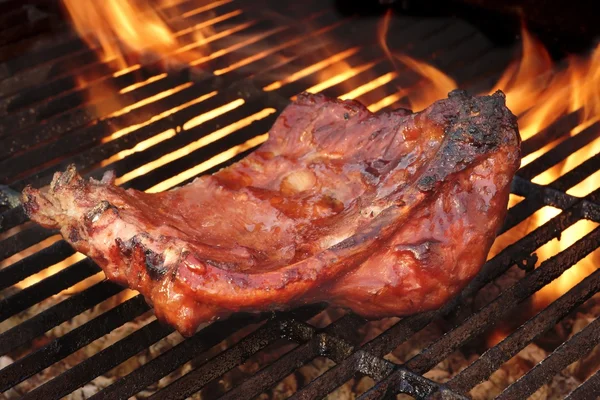 Bebê de volta ou costeletas de porco na grelha quente em chamas — Fotografia de Stock
