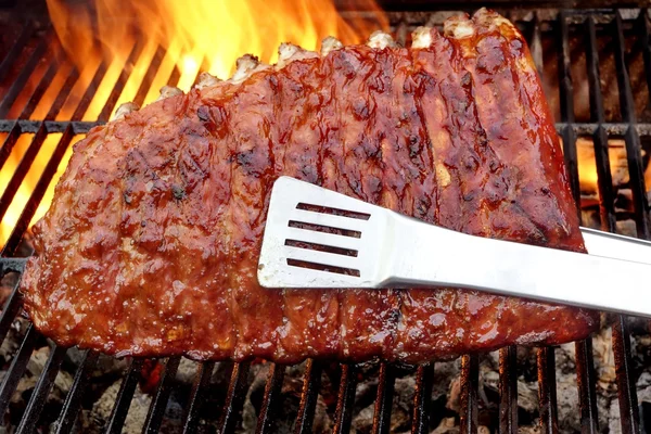 Bambino indietro o maiale Spareribs sulla griglia fiammeggiante calda — Foto Stock