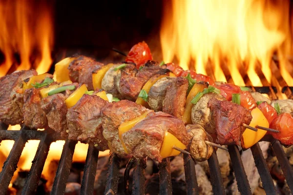 Cuspir carne assada Kebabs no churrasco quente flamejante — Fotografia de Stock