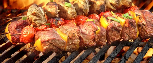 Spit Roast Beef Kebabs en la parrilla de barbacoa de llama caliente — Foto de Stock