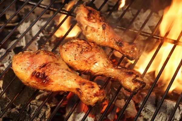 腌好的鸡腿烤在火焰的烧烤 — 图库照片