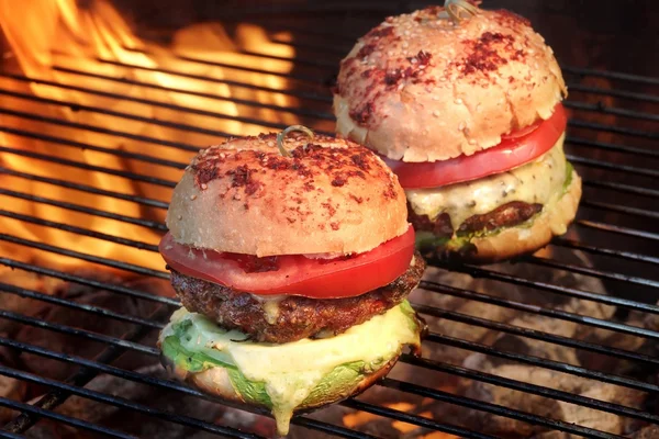 Cheeseburgers caseiros no churrasco quente flamejante — Fotografia de Stock