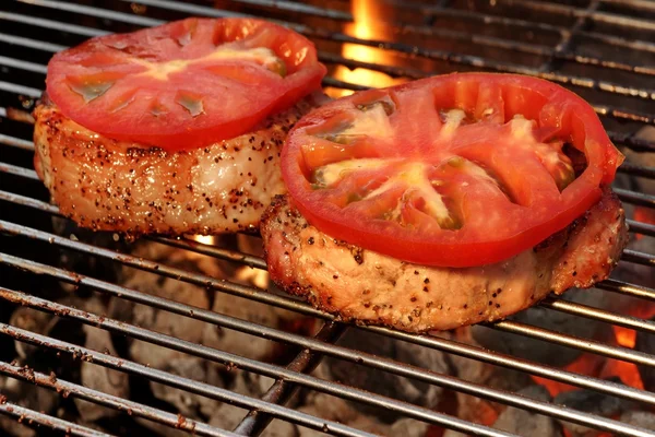 Carne di maiale filetto di pepe bistecche sulla griglia ardente barbecue caldo — Foto Stock