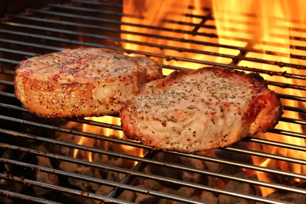 Bifes de pimenta de lombo de porco na churrasqueira quente Grill flamejante — Fotografia de Stock