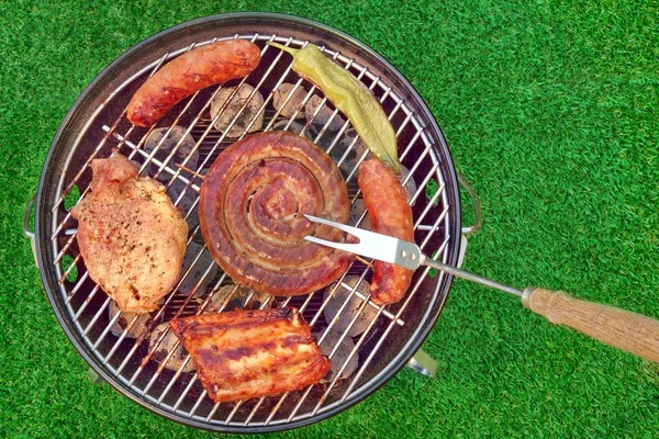 Grill mit verschiedenen Fleischsorten, Picknick im Freien concep — Stockfoto