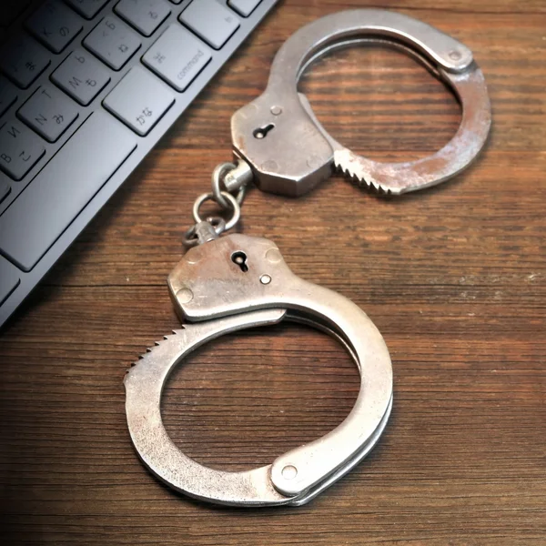 Концепція кіберзлочинності, Гавель Клавіатура і наручники на столі — стокове фото