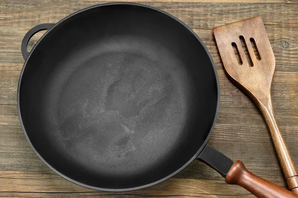 New Clean Empty Cast Iron Frying Pan And Spatula Overhead — Stock Image New Clean Empty Cast Iron Frying Pan And Spatula Overhead Stock Picture