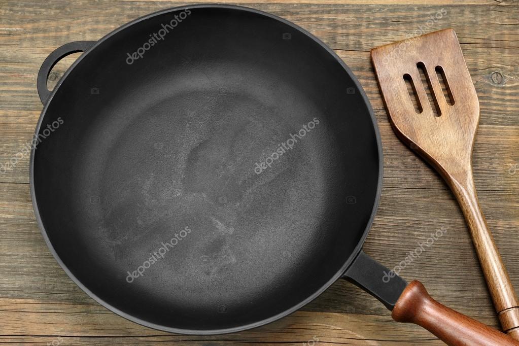 New Clean Empty Cast Iron Frying Pan And Spatula Overhead Stock Photo by  ©aruba2000 86949060