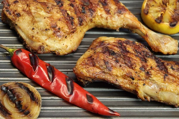 Jambes de poulet grillées sur une poêle à griller, vue sur le dessus — Photo