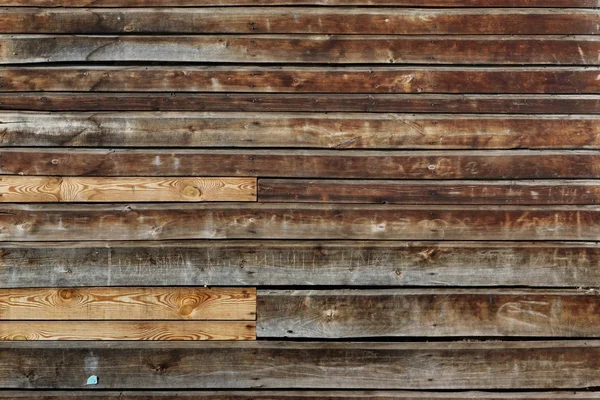 Вивітрюванню старі дерев'яні сайдинг панель з Hanwritten вандал S — стокове фото