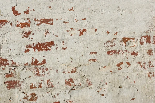 Parede pintada de tijolo velho vermelho branco com gesso danificado — Fotografia de Stock