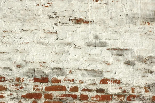 Parede pintada de tijolo branco vermelho do retro com gesso danificado — Fotografia de Stock