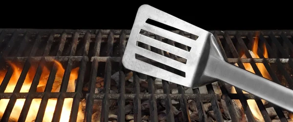 Spatula On the Hot Flaming BBQ Grill Closing up — стоковое фото