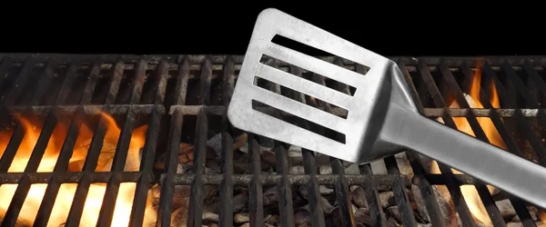 Spatula On The Hot Flaming BBQ Grill Close-up — Stock Photo, Image