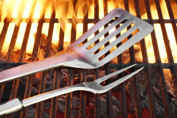 BBQ Grill Tools On The Hot Flaming  Cast Iron Grate — Φωτογραφία Αρχείου