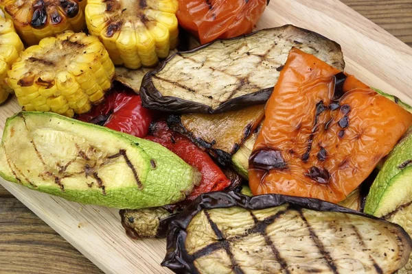 Healthy Grilled Food. BBQ Vegetables Assortment On The Board. — Stock Photo, Image