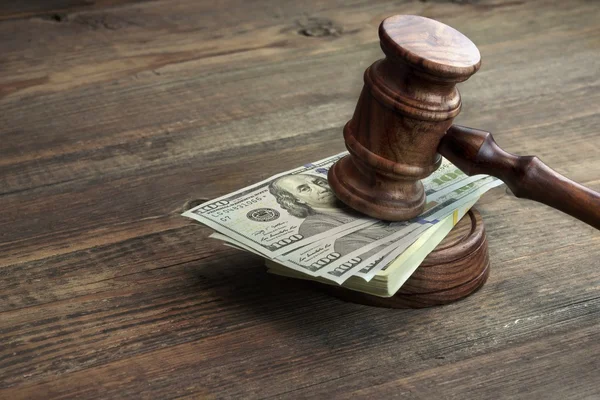 Judges Gavel, Soundboard And Bundle Of Money On The Table — Stock Photo, Image