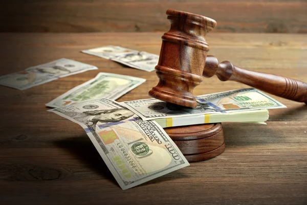 Rechters of veilingmeester hamer en geld op de houten tafel — Stockfoto