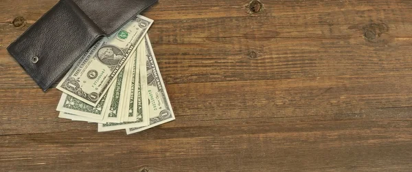 Męski portfel z Dolar gotówki na szorstki tło drewna — Zdjęcie stockowe