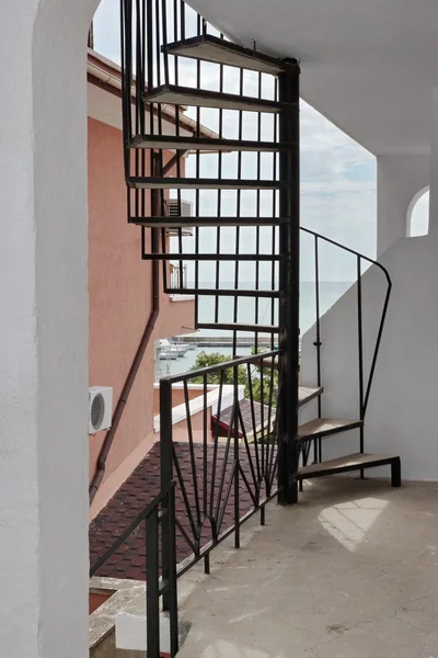 Außen-Wendeltreppe, die zum Dachboden und zum Meer führt — Stockfoto