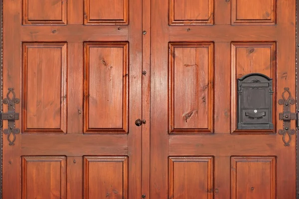 Тяжелые панели Дверь из красного дерева с железным малбом — стоковое фото