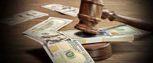 Judges or Auctioneer Gavel And Money On The Wooden Table — Stock Photo, Image